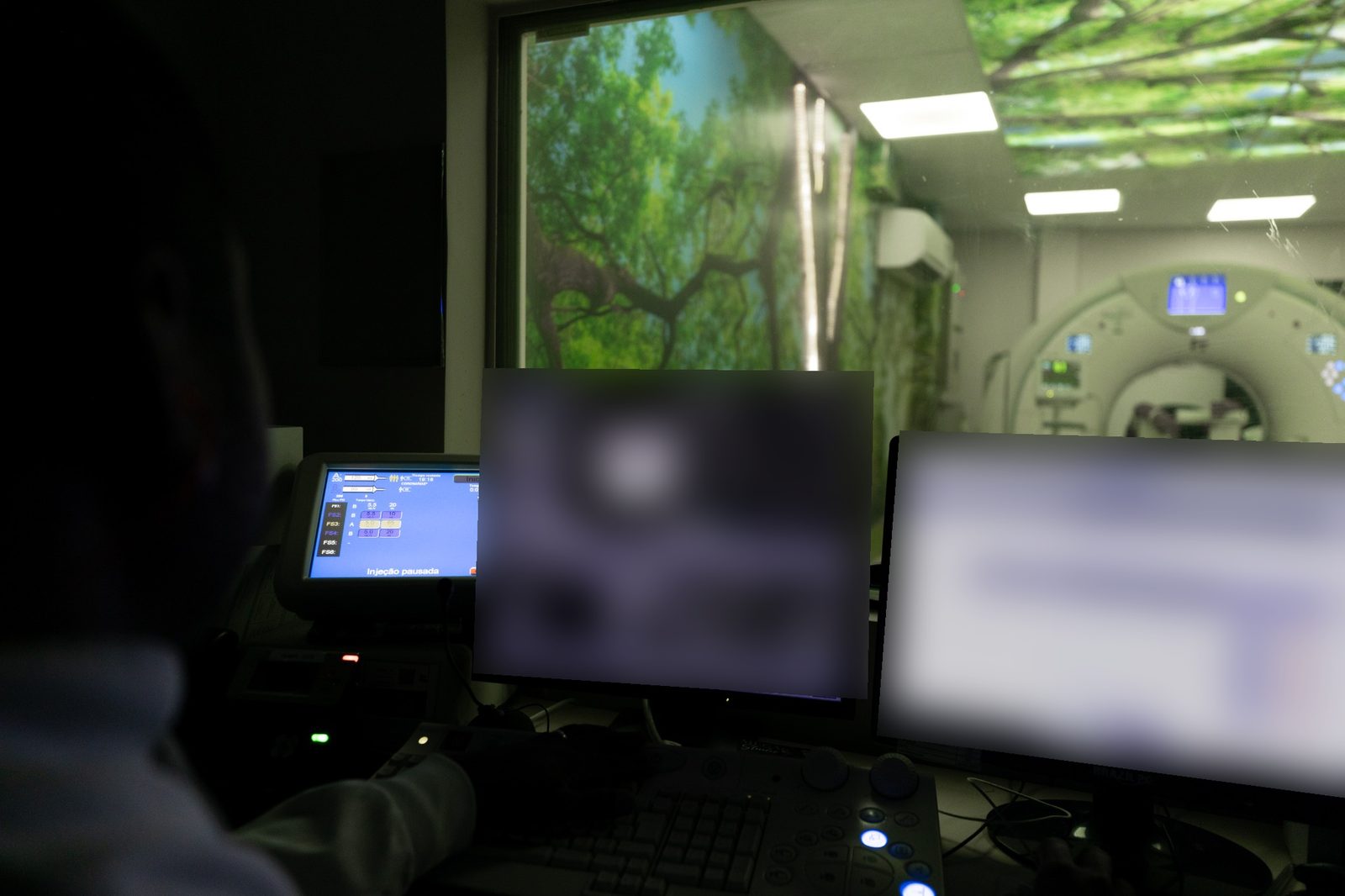 Sala de comando da Tomografia Computadorizada da ZDI